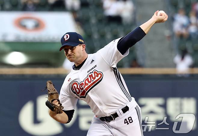 27일 오후 서울 송파구 잠실야구장에서 열린 프로야구 '2026 신한은행 SOL KBO리그' KT 위즈와 두산 베어스의 경기, 두산 선발 벤자민이 1회말 등판해 힘차게 공을 던지고 있다. 2026.5.27 ⓒ 뉴스1 최지환 기자
