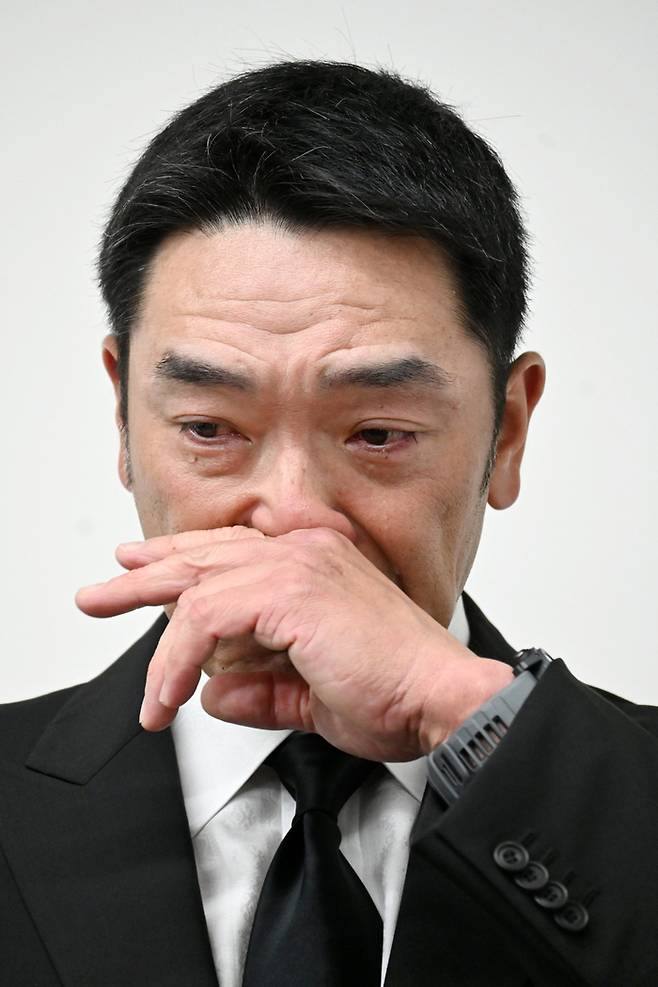 요미우리 아베 감독이 26일 일본 도쿄에서 열린 기자회견에서 눈물을 흘리고 있다. 사진 | 도쿄=EPA연합뉴스