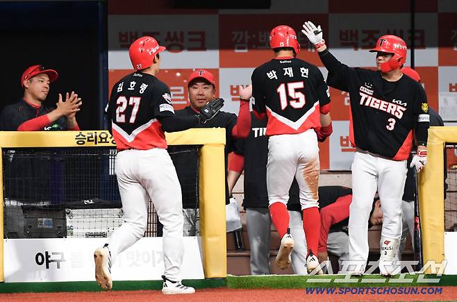 김도영 안타 때 득점한 김호령과 박재현을 반긴 이범호 감독.