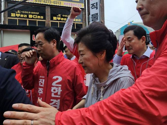 [사진 제공=최순경기자] 박근혜 전 대통령이 27일 경남 진주중앙시장을 찾아 국민의힘 후보 지원 유세에 나선 가운데 시민들과 이동하고 있다. 이날 박 전 대통령은 지역경제 회복과 지방선거 승리를 강조하며 지지를 호소했다.