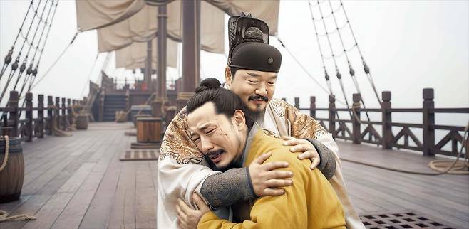 100% AI로 만든 최초의 장편 영화인 ‘한복 입은 남자’는 조선 시대 장영실이 이탈리아로 건너가 레오나르도 다빈치를 만나는 가상 역사극이다. 작은 사진은 미래의 범죄자를 제거하는 로봇 주인공이 나오는 AI 영화 ‘아이엠 포포’. /블루필름웍스