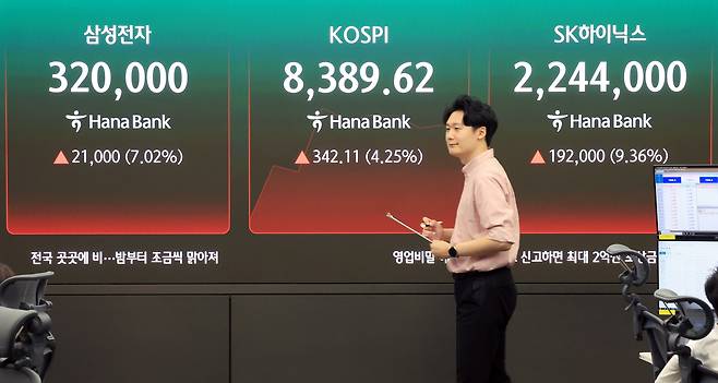 삼성전자와 SK하이닉스가 레버리지 상장지수펀드(ETF)에 출시된 27일 서울 중구 하나은행 딜링룸 현황판에 증시가 표시되고 있다./뉴스1
