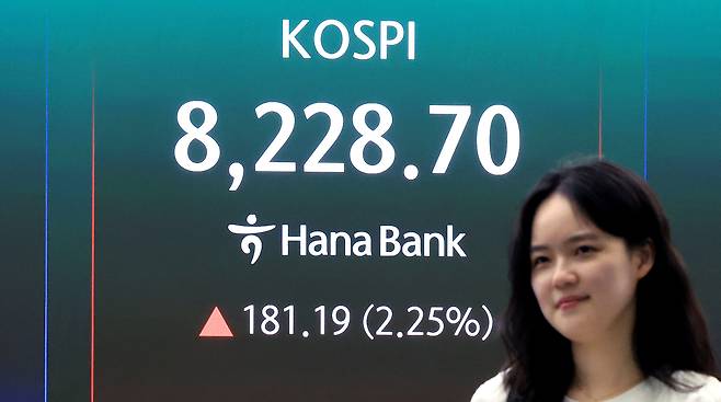 코스피 지수가 연일 종가 기준 역대 최고치를 기록한 27일 서울 중구 하나은행 본점 딜링룸에 종가가 표시되고 있다. 2026.5.27 ⓒ 뉴스1 이호윤 기자