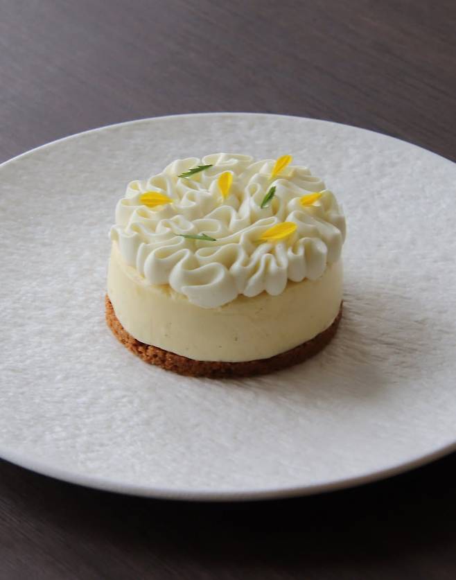 광장의 푸릇한 풍경과 함께 여유로운 시간을 보내기 좋은 리와인드 서울. 인스타그램 @rwndseoul