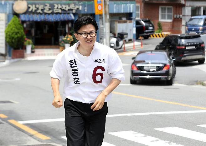 한동훈 무소속 부산 북구갑 국회의원 후보가 26일 부산 북구 구포동 일대에서 지지를 호소하기 위해 유권자들에게 달려가고 있다. 2026.5.26 뉴스1