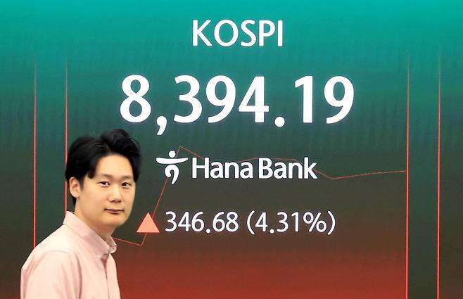 27일 서울 중구 하나은행 딜링룸 현황판에 코스피 등 증시가 표시되고 있다. 이날 코스피는 전날보다 194.61포인트(2.42%) 오른 8242.12로 출발했다. 2026.5.27 뉴스1