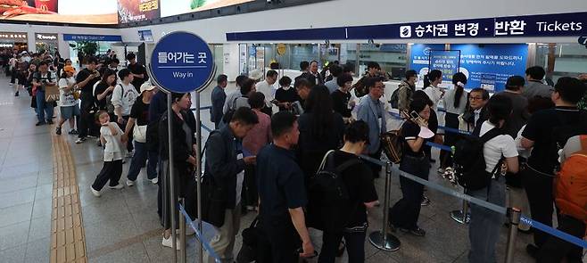 지난 26일 서울 용산구 서울역 대합실이 서소문 고가차도 붕괴 사고로 열차 운행에 차질을 빚으며 발묶인 시민들로 붐비고 있다. 뉴시스