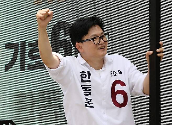 한동훈 무소속 부산 북구갑 국회의원 후보가 26일 부산 북구 구포동 일대에서 유세차에 올라 유권자들에게 지지를 호소하고 있다. 뉴스1