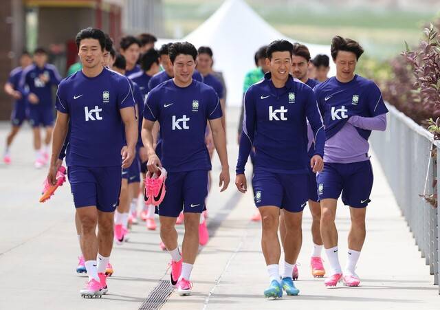 한국 축구 국가대표팀 손흥민 등 선수들이 26일(현지시각) 오후 미국 유타주 헤리먼에 위치한 자이언스뱅크 트레이닝센터에서 훈련을 하기 위해 이동하고 있다. 연합뉴스