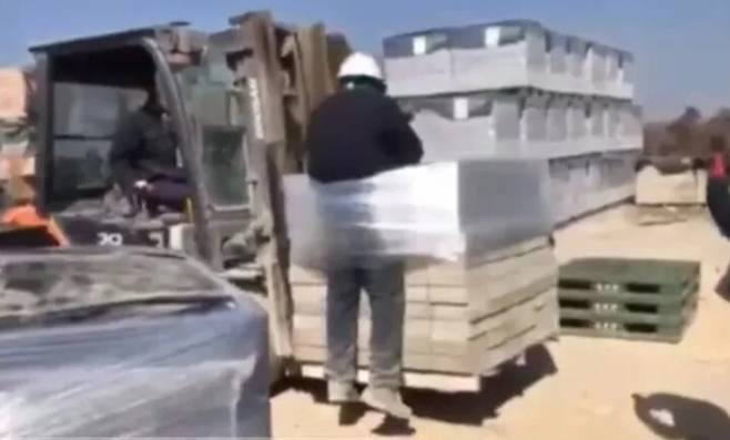 지난해 2월26일 전남 나주 한 벽돌 공장에서 한국인 노동자들이 스리랑카인 노동자를 지게차에 결박해 들어 올리고 있다. 전남이주노동자네트워크 제공