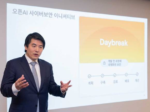 제이슨 권(Jason Kwon) 오픈AI 최고전략책임자(CSO)가 27일 오전 서울 서초구 JW메리어트 호텔에서 열린 오픈AI 코리아 기자간담회에서 발표하고 있다. [사진=오픈AI]