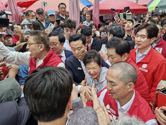 박근혜 전 대통령이 27일 오후 부산 기장시장을 찾아 박형준 부산시장 후보를 지원하기 위한 도보 유세를 하고 있다. [사진=박채오 기자]