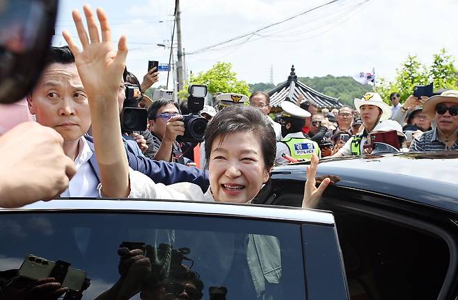 박근혜 전 대통령이 25일 충북 옥천 고 육영수 여사 생가를 방문해 지지자들과 인사하고 있다. 김성태 객원기자