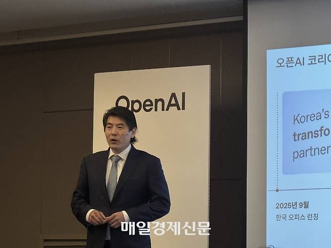 제이슨 권 오픈AI 최고전략책임자(CSO)가 27일 오전 서울 서초구 JW메리어트 호텔 서울에서 기자간담회를 열고 한국과의 사이버 보안 협력을 설명하고 있다. [사진 = 정호준 기자]