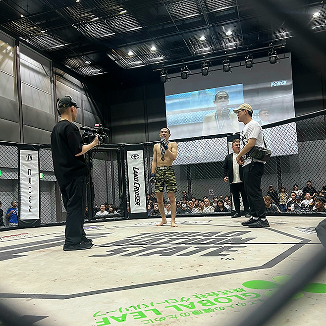 포토 4: KMMA 플라이급 챔피언 문순수가 2026년 5월 일본 가가와현 다카마쓰 심볼타워전시장에서 ‘포스 23’ 메인이벤트 승리 인터뷰를 하고 있다. ‘포스’는 슈토 인정 종합격투기 프로 대회다. 사진=뽀빠이연합의원 KMMA 파이터 에이전시 제공