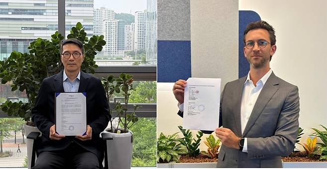 ㈜웨이브 정읍, 트라피규라, ㈜도시유전 3사가 26일 화상을 통해 (주)도시유전의 기술로 만든 ㈜웨이브정읍의 재생원료 트라피규라 수출계약식을 진행했다.  ㈜웨이브 정읍 박정우(왼쪽) 대표와 트라피규라의 해리 카우퍼 콜즈 이사가 서명후 계약서를 들고 있다. [도시유전 제공]