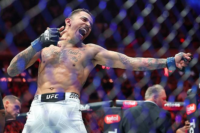 카를로스 프라치스(브라질)가 지난 해 11월 16일 UFC 322에서 리온 에드워즈를 KO로 꺾은 뒤 세리머니를 하고 있다. [게티이미지]