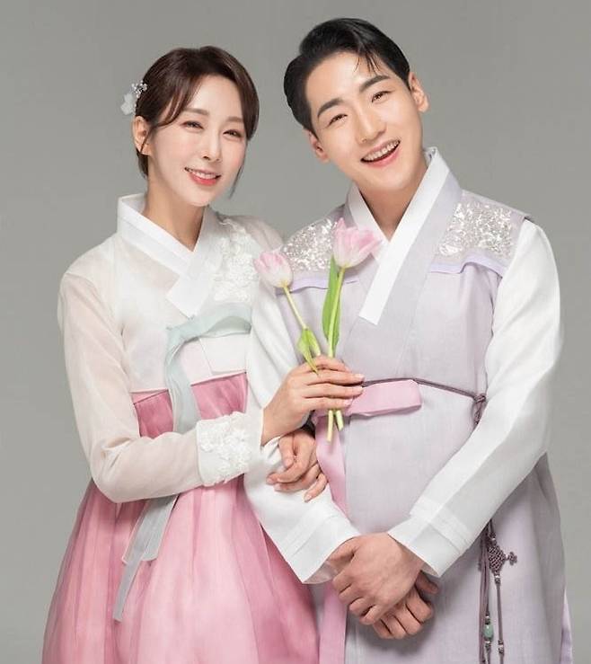 방송인 한영과 가수 박군의 웨딩 화보.  [생각엔터테인먼트]