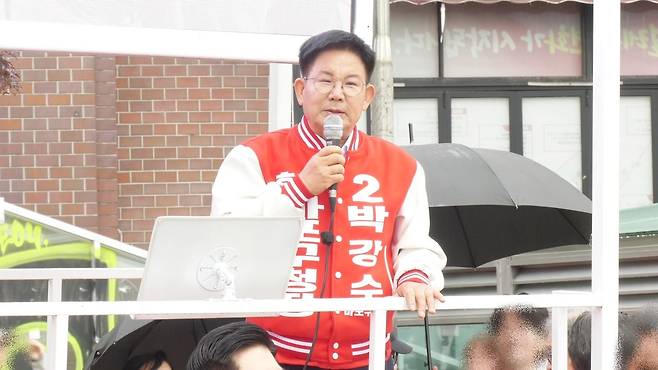 박강수 국민의힘 마포구청장 후보가 지난 21일 마포구 합정동 본인의 선거사무소 앞에서 출정식을 선포하고 있다. 박강수 후보 캠프 제공