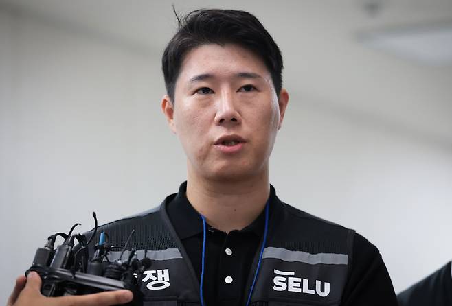 삼성그룹 초기업노동조합 삼성전자지부 최승호 위원장이 20일 정부세종청사 중앙노동위원회에서 총파업 예고 시점을 하루 앞두고 열린 3차 사후조정 회의를 마친 후 발언하고 있다. 2026.5.20 [공동취재] [연합]