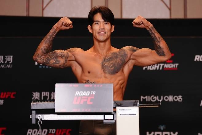 27일 계체를 통과한 송영재가 포즈를 취하고 있다. [UFC 제공]