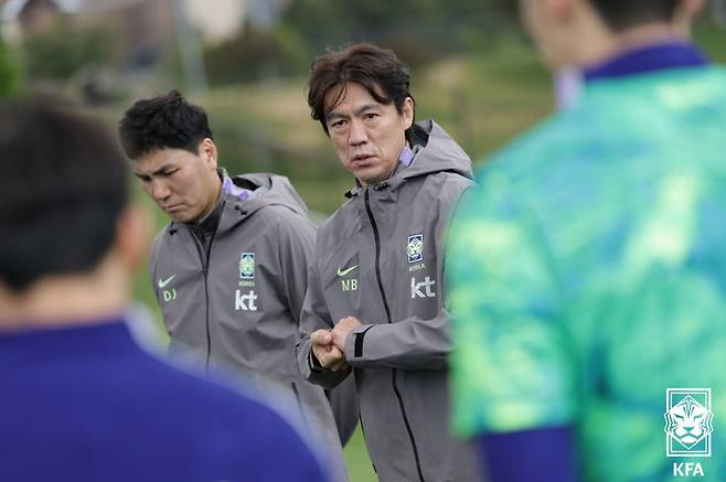 [서울=뉴시스] 홍명보 축구대표팀 감독이 20일(현지 시간) 미국 유타주 솔트레이크시티 유트사커필드에서 선수들에 훈련 지시를 하고 있다. (사진=대한축구협회 제공) 2026.05.21. photo@newsis.com *재판매 및 DB 금지