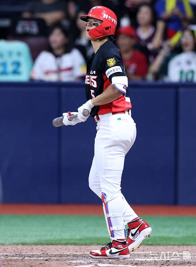 [서울=뉴시스] 이영환 기자 = 26일 오후 서울 구로구 고척스카이돔에서 열린 2026 프로야구 KIA 타이거즈와 키움 히어로즈의 경기, 7회초 2사 만루에서 KIA 김도영이 싹쓸이 2루타를 날리고 있다. 2026.05.26. 20hwan@newsis.com