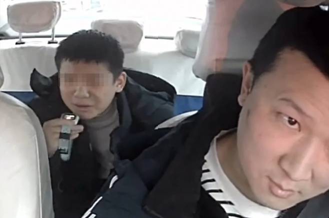 택시비가 부족해 울먹거리는 아이의 모습 [출처=도우인]
