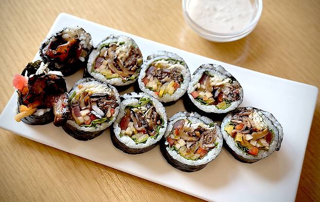 망원동의 작은 분식점 ‘샐러마리’에서 맛볼 수 있는 표고버섯을 활용한 ‘머쉬룸 김밥’.