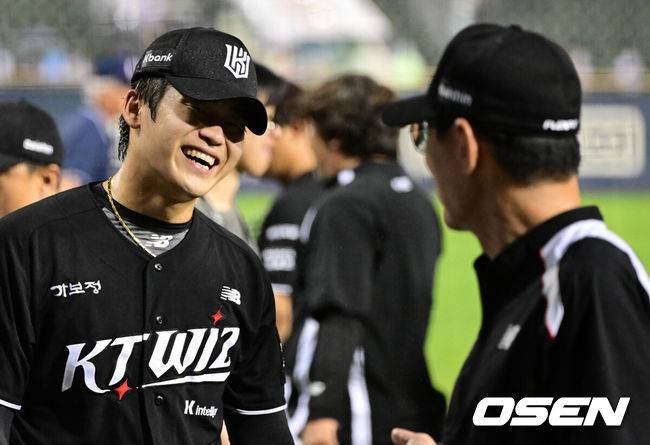 [OSEN=잠실, 지형준 기자] 프로야구 KT 위즈가 26일 서울 잠실구장에서 열린 2026 신한 SOL KBO리그 두산 베어스와의 시즌 4차전에서 6-0으로 승리했다.&nbsp;KT는 3연전 기선제압에 성공하며 시즌 28승 1무 19패를 기록했다. 원정경기 3연패를 끊고, 잠실구장 7연승을 질주했다. 반면 최근 4연패 수렁에 빠진 두산은 22승 1무 26패가 됐다.&nbsp;경기를 마치고 KT 박영현이 이강철 감독과 이야기를 나누며 미소짓고 있다. 2026.05.26&nbsp;/ jpnews@osen.co.kr