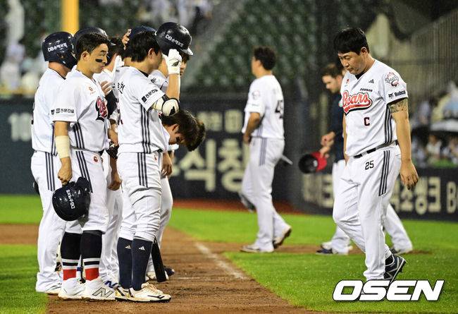 [OSEN=잠실, 지형준 기자] 프로야구 KT 위즈가 26일 서울 잠실구장에서 열린 2026 신한 SOL KBO리그 두산 베어스와의 시즌 4차전에서 6-0으로 승리했다.&nbsp;KT는 3연전 기선제압에 성공하며 시즌 28승 1무 19패를 기록했다. 원정경기 3연패를 끊고, 잠실구장 7연승을 질주했다. 반면 최근 4연패 수렁에 빠진 두산은 22승 1무 26패가 됐다.&nbsp;경기를 마치고 두산 선수들이 패배를 아쉬워하고 있다. 2026.05.26&nbsp;/ jpnews@osen.co.kr