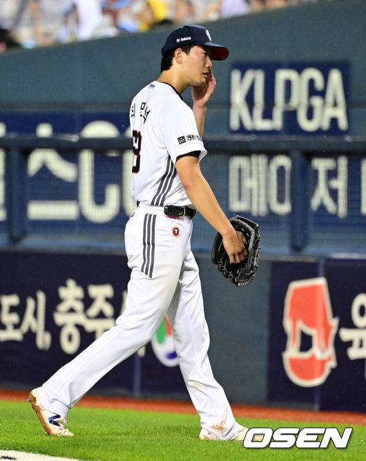 [OSEN=잠실, 지형준 기자] 26일 서울 잠실야구장에서 2026 신한 SOL KBO리그 두산 베어스와 KT 위즈의 경기가 열렸다.두산은 최민석, KT 보쉴리가 선발로 나섰다.6회초 무사 3루에서 두산 최민석이 교체되고 있다. 2026.05.26&nbsp;/ jpnews@osen.co.kr