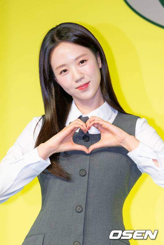 [OSEN=민경훈 기자] 19일 서울 종로구 JW 메리어트 동대문 스퀘어에서 넷플릭스 시리즈 '유재석 캠프' 제작발표회가 열렸다.오는 26일(화) 첫 공개되는 '유재석 캠프'는 초보 캠프장 유재석과 예측 불가 직원 이광수, 변우석, 지예은이 숙박객들과 떠들어 재끼고, 놀아 재끼고, 까불어 재끼며 일상 탈출을 완성하는 단체 캠프 예능이다.지예은이 포즈를 취하고 있다.&nbsp;2026.05.19&nbsp;/ rumi@osen.co.kr