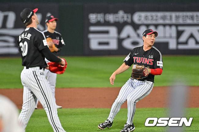 [OSEN=부산, 이석우 기자] 26일 부산 사직야구장에서 2026 신한 SOL KBO 리그 롯데 자이언츠와 LG 트윈스의 경기가 열렸다. 홈팀 롯데는 비슬리가, 방문팀 LG는 톨허스트가 선발 출전했다.LG 트윈스 오지환이 3회말 2사 3루 롯데 자이언츠 고승민의 유격수 왼쪽 내야 땅볼이 1루에서 세이프 판정이 나며 안타가 되자 톨허스트와 아쉬워하고 있다. 2026.05.26 / foto0307@osen.co.kr