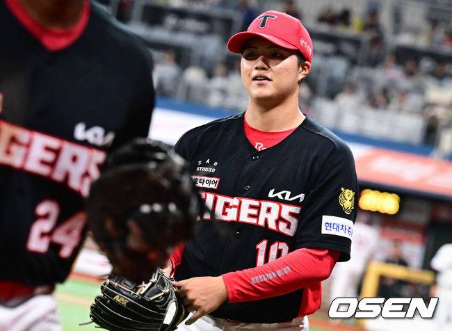 [OSEN=고척, 조은정 기자]26일 오후 서울 고척스카이돔에서 2026 신한 SOL KBO 리그 키움 히어로즈와 KIA 타이거즈의 경기가 열렸다.이날 경기에 키움은 안우진을, KIA는 김태형을 선발투수로 내세웠다.6회말 무실점으로 이닝을 마친 KIA 김태형이 더그아웃으로 향하고 있다. 2026.05.26 /cej@osen.co.kr