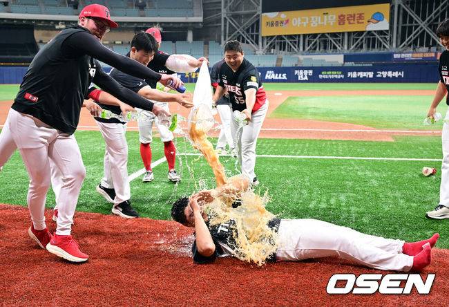 [OSEN=고척, 조은정 기자]프로야구 KIA 타이거즈가 키움 히어로즈를 완파하고 4연승을 달성했다.이범호 감독이 이끄는 KIA는 26일 서울 고척스카이돔에서 열린 2026 신한 SOL KBO리그 키움 히어로즈와의 원정경기에서 5-2로 승리했다. 이날 승리로 4연승을 질주한 KIA는 시즌 전적 26승22패1무를 만들었다. 반면 3연패에 빠진 키움은 20승29패1무가 되면서 우천 노게임으로 경기를 쉰 NC 다이노스(19승27패1무)에 밀리며 다시 최하위로 내려앉았다.KIA 김태형이 첫승 기념 물세례를 맞고 있다. 2026.05.26 /cej@osen.co.kr