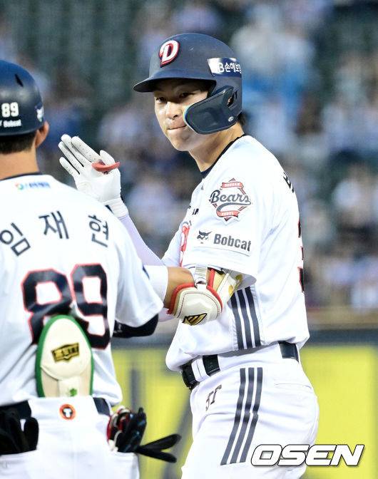 [OSEN=잠실, 최규한 기자] 27일 서울 잠실야구장에서 ‘2026 신한 SOL Bank KBO리그’ 두산 베어스와 KT 위즈의 경기가 열렸다.홈팀 두산은 웨스 벤자민, 방문팀 KT는 오원석을 선발로 내세웠다.3회말 1사 2루 상황 두산 박지훈이 달아나는 1타점 적시타를 날리고 1루에 안착해 기뻐하고 있다. 2026.05.27 / dreamer@osen.co.kr