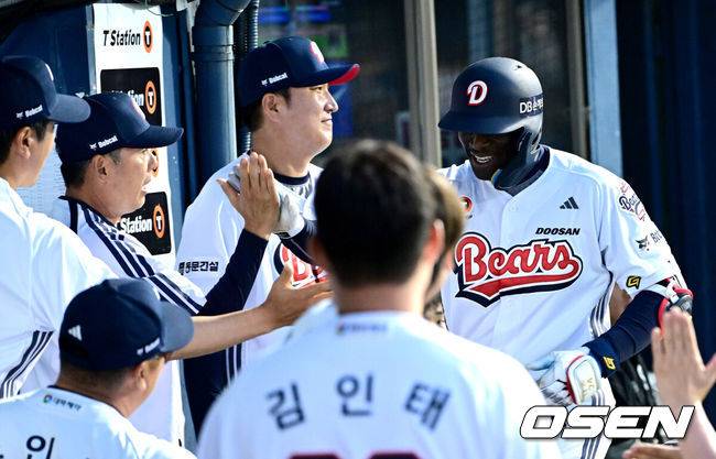 [OSEN=잠실, 최규한 기자] 27일 서울 잠실야구장에서 ‘2026 신한 SOL Bank KBO리그’ 두산 베어스와 KT 위즈의 경기가 열렸다.홈팀 두산은 웨스 벤자민, 방문팀 KT는 오원석을 선발로 내세웠다.3회말 1사 1루 상황 두산 다즈 카메론이 달아나는 좌월 투런포를 날리고 홈을 밟은 뒤 김원형 감독과 기뻐하고 있다. 2026.05.27 / dreamer@osen.co.kr