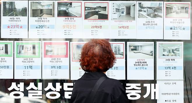 최근 서울 전역에서 전세 최고가 행진이 이어지는 가운데, 강력한 대출 규제와 실거주 의무 여파로 임대차 시장의 매물 잠김 현상이 심화하는 모양새다. 사진은 서울 시내 한 공인중개사 사무소의 모습. 뉴스1