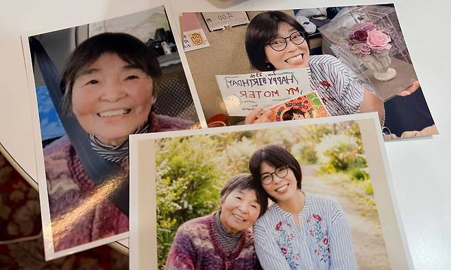산업통상부와 대한무역투자진흥공사(코트라)가&nbsp;27일 일본 도쿄에서&nbsp;연 ‘2026 한·일 비즈니스 플라자’ 제이엘스탠다드 부스에 AI 기술을 활용해 만든 사진이 놓여 있다. 모친의 생전 모습이 담긴 사진과 자신의 현재 사진으로 마치 모녀가 함께 있는 듯한 장면을 연출했다. 도쿄=유태영&nbsp;특파원