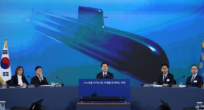 이재명 대통령이 지난 26일 경남 창원시 진해구에서 열린 제1회 미래국방전략위원회에서 안규백 국방부 장관의 핵잠 개발 기본계획 보고를 듣고 있다. 정부는 이날 2030년대 중반 1번 함 진수와 국내 개발·건조 방침을 공식화했다. 연합뉴스