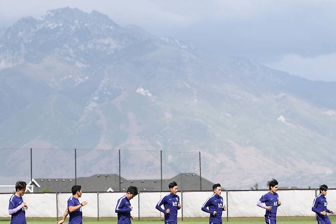 27일 미국 유타주 헤리먼에 위치한 자이언스뱅크 트레이닝센터에서 축구 국가대표팀 손흥민 등 선수들이 훈련을 하고 있다.     헤리먼 | 연합뉴스