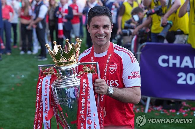 EPL 우승 트로피 든 아르테타 아스널 감독, [AP=연합뉴스]