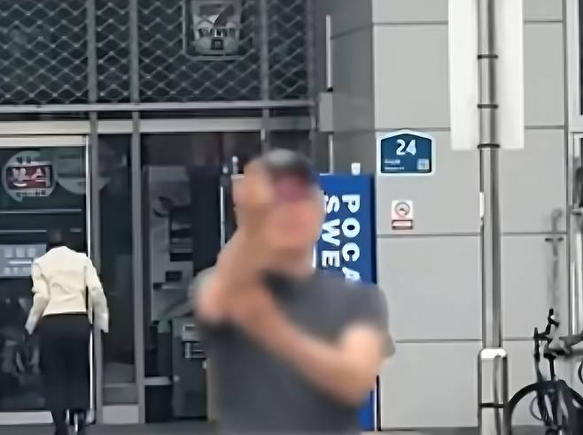 손가락 욕설하는 남성 [인천 계양을 무소속 김현태 후보 측 제공. 재판매 및 DB 금지]