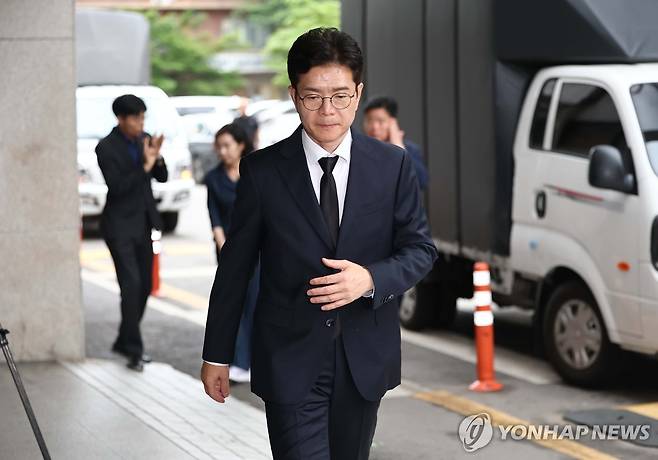 서소문 고가차도 붕괴 희생자 빈소 찾은 정원오 후보 (서울=연합뉴스) 윤동진 기자 = 더불어민주당 정원오 서울시장 후보가 27일 국립중앙의료원 장례식장에 마련된 서울 서소문 고가차도 붕괴 희생자의 빈소로 향하고 있다. 2026.5.27 mon@yna.co.kr