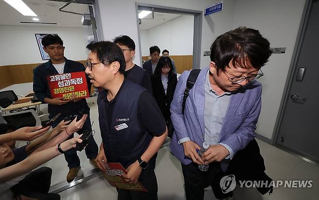 2차 조정 회의 참석하는 카카오 노사 (수원=연합뉴스) 홍기원 기자 = 서승욱 카카오 노조 지회장과 사측 관계자들이 27일 경기 수원시 경기지방노동위원회에서 열린 카카오 노사 2차 조정 회의에 참석, 조정회의실로 들어가고 있다. 2026.5.27 [공동취재] xanadu@yna.co.kr