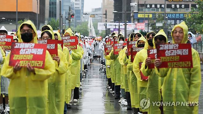 빗속 결의대회 연 카카오 노조 (성남=연합뉴스) 서대연 기자 = 전국화학섬유식품산업노동조합 카카오지회(카카오 노조) 조합원들이 20일 경기도 성남시 판교역 광장에서 '2026 임단협 승리 결의대회'를 열고 있다. 2026.5.20 dwise@yna.co.kr