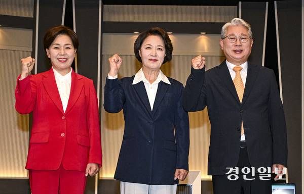 양향자, 추미애, 조응천 경기지사후보(왼쪽부터)가  27일 서울시 영등포구 KBS 본관에서 열린 제9회 전국동시지방선거 경기도지사 후보자토론회에서 기념촬영을 하고 있다. /경기사진공동취재단