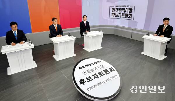 인천언론인클럽·인천경기기자협회 주최로 지난  27일 인천 중구 SK브로드밴드 스튜디오에서 열린 ‘제9회 전국동시 지방선거 인천광역시장 후보 초청 TV 토론회’에서 박찬대 더불어민주당(맨 왼쪽부터), 이기붕 개혁신당, 유정복 국민의힘 후보가 토론회를 준비하고 있다. 2026.5.27 /조재현기자 jhc@kyeongin.com