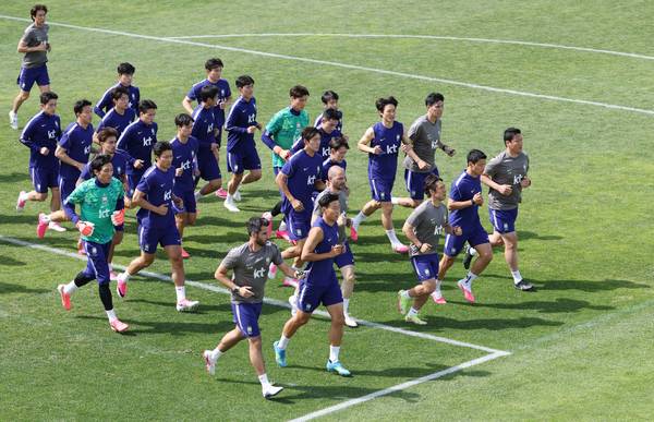 28일(한국시간) 오후 미국 유타주 헤리먼에 위치한 자이언스뱅크 트레이닝센터에서 축구 국가대표팀 홍명보 감독과 손흥민, 조규성, 황희찬 등 선수들이 몸을 풀고 있다. 2026.5.28 /연합뉴스